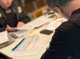 Agentes da PF na Operação TIROCINIUM que investigam tráfico internacional de drogas em portos catarinenses