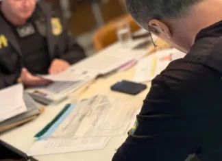 Polícia Federal desarticula esquema de tráfico internacional em portos catarinenses Agentes da PF na Operação TIROCINIUM que investigam tráfico internacional de drogas em portos catarinenses