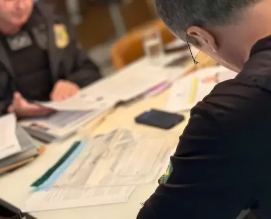 Agentes da PF na Operação TIROCINIUM que investigam tráfico internacional de drogas em portos catarinenses