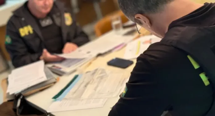 tráfico internacional de drogas PF (1) Agentes da PF na Operação TIROCINIUM que investigam tráfico internacional de drogas em portos catarinenses