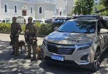 Policial militar vistoriando praça em cumprimento a Lei de Uso de drogas em espaços públicos