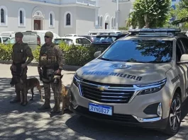 Santa Catarina ultrapassa 10 mil multas por porte e uso de drogas em locais públicos Policial militar vistoriando praça em cumprimento a Lei de Uso de drogas em espaços públicos