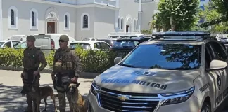 Policial militar vistoriando praça em cumprimento a Lei de Uso de drogas em espaços públicos