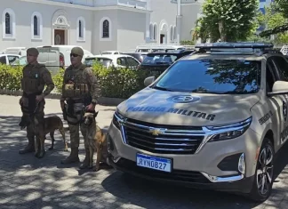 Santa Catarina ultrapassa 10 mil multas por porte e uso de drogas em locais públicos Policial militar vistoriando praça em cumprimento a Lei de Uso de drogas em espaços públicos