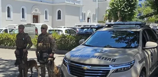 Policial militar vistoriando praça em cumprimento a Lei de Uso de drogas em espaços públicos