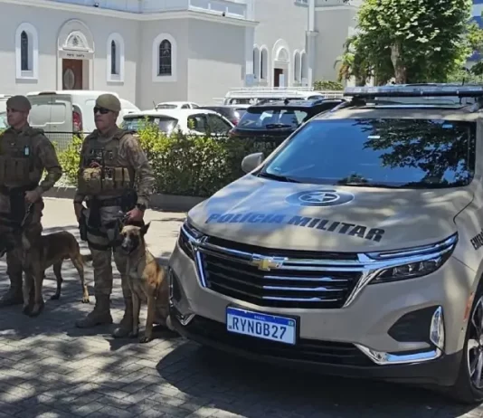 Santa Catarina ultrapassa 10 mil multas por porte e uso de drogas em locais públicos Policial militar vistoriando praça em cumprimento a Lei de Uso de drogas em espaços públicos