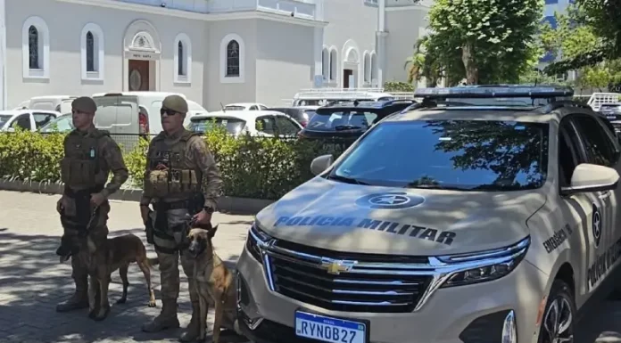 Policial militar vistoriando praça em cumprimento a Lei de Uso de drogas em espaços públicos