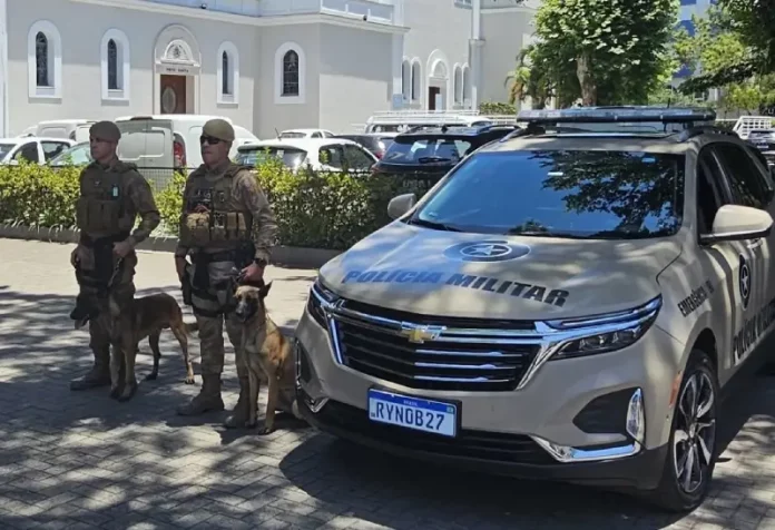 Policial militar vistoriando praça em cumprimento a Lei de Uso de drogas em espaços públicos