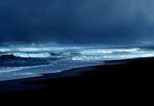 Temporais isolados atingem Santa Catarina entre domingo e segunda-feira “Mar agitado e céu escuro no litoral de Santa Catarina durante avanço de frente fria, ilustrando o risco de temporais isolados, ventos fortes e ressaca no estado.”