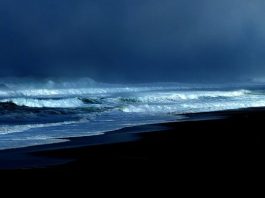 Temporais isolados atingem Santa Catarina entre domingo e segunda-feira “Mar agitado e céu escuro no litoral de Santa Catarina durante avanço de frente fria, ilustrando o risco de temporais isolados, ventos fortes e ressaca no estado.”