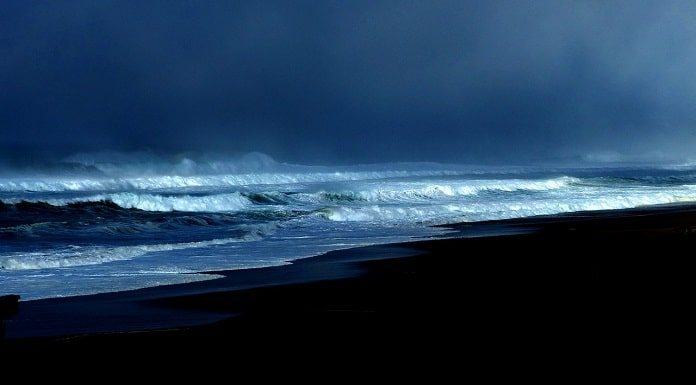 Temporais isolados atingem Santa Catarina entre domingo e segunda-feira “Mar agitado e céu escuro no litoral de Santa Catarina durante avanço de frente fria, ilustrando o risco de temporais isolados, ventos fortes e ressaca no estado.”