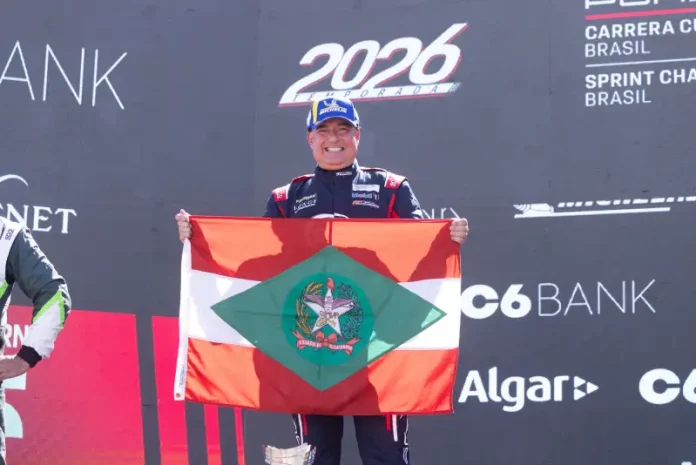 André Gaidzinski no pódio em Le Mans, na França