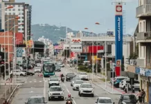 Avenida Presidente Kennedy, com carros e ônibus circulando, mostrando como será a faixa exclusiva para ônibus