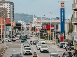 Avenida Presidente Kennedy, com carros e ônibus circulando, mostrando como será a faixa exclusiva para ônibus