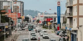 Avenida Presidente Kennedy, com carros e ônibus circulando, mostrando como será a faixa exclusiva para ônibus