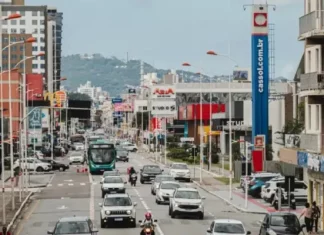 São José vai implantar faixa exclusiva para ônibus na Presidente Kennedy Avenida Presidente Kennedy, com carros e ônibus circulando, mostrando como será a faixa exclusiva para ônibus