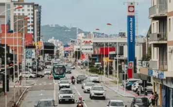 São José vai implantar faixa exclusiva para ônibus na Presidente Kennedy Avenida Presidente Kennedy, com carros e ônibus circulando, mostrando como será a faixa exclusiva para ônibus