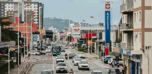 São José vai implantar faixa exclusiva para ônibus na Presidente Kennedy Avenida Presidente Kennedy, com carros e ônibus circulando, mostrando como será a faixa exclusiva para ônibus