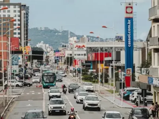 São José vai implantar faixa exclusiva para ônibus na Presidente Kennedy Avenida Presidente Kennedy, com carros e ônibus circulando, mostrando como será a faixa exclusiva para ônibus