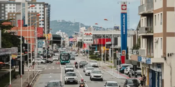 Av. Presidente Kennedy Avenida Presidente Kennedy, com carros e ônibus circulando, mostrando como será a faixa exclusiva para ônibus