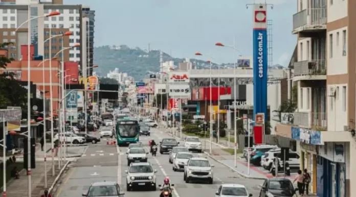 São José vai implantar faixa exclusiva para ônibus na Presidente Kennedy Avenida Presidente Kennedy, com carros e ônibus circulando, mostrando como será a faixa exclusiva para ônibus