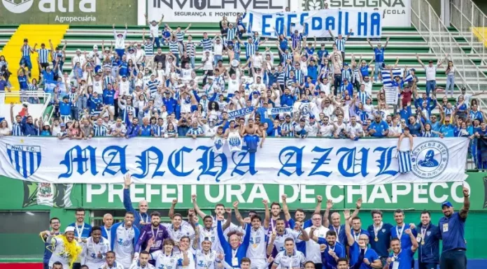 Jogadores do Avaí posam junto com a torcida após conquistar a Copa Copa Sul-Sudeste