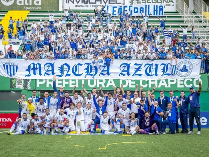 Jogadores do Avaí posam junto com a torcida após conquistar a Copa Copa Sul-Sudeste