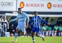 Jogadores do Avaí e do Cuiabá disputando uma jogada em campo