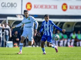 Jogadores do Avaí e do Cuiabá disputando uma jogada em campo