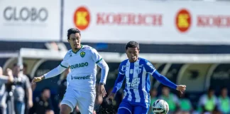 Jogadores do Avaí e do Cuiabá disputando uma jogada em campo