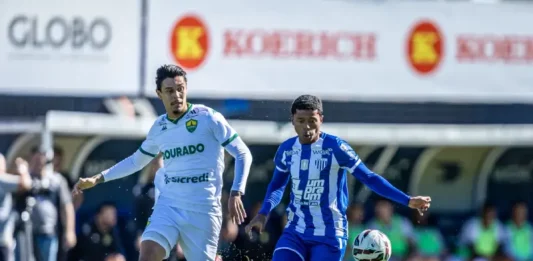 Vitória do Avaí, reação do Figueira e os destaques da Copa do Mundo Jogadores do Avaí e do Cuiabá disputando uma jogada em campo