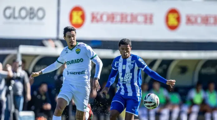 Jogadores do Avaí e do Cuiabá disputando uma jogada em campo