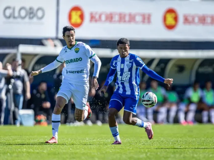 Avai e Cuiabá (1) Jogadores do Avaí e do Cuiabá disputando uma jogada em campo
