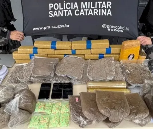 BPChoque apreende mais de 25 kg de drogas em Florianópolis Drogas apreendidas pelo BPChoque em Florianópolis