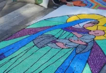 Tapete de serragem sendo preparado para a procissão de Corpus Christi em São josé