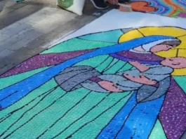 Tapete de serragem sendo preparado para a procissão de Corpus Christi em São josé