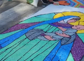 Corpus Christi terá bloqueios no trânsito em cinco regiões de São José Tapete de serragem sendo preparado para a procissão de Corpus Christi em São josé
