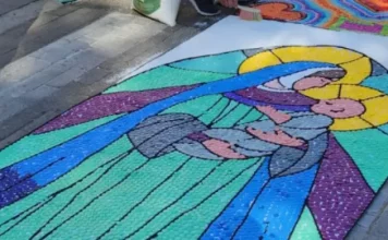 Corpus Christi terá bloqueios no trânsito em cinco regiões de São José Tapete de serragem sendo preparado para a procissão de Corpus Christi em São josé