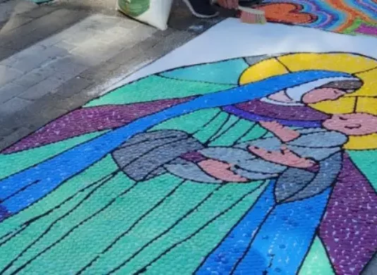 Corpus Christi terá bloqueios no trânsito em cinco regiões de São José Tapete de serragem sendo preparado para a procissão de Corpus Christi em São josé