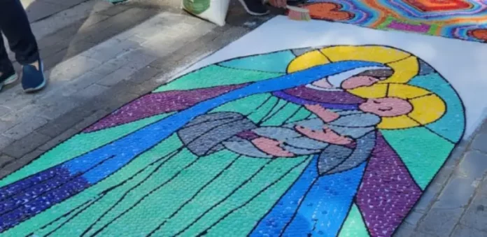 Tapete de serragem sendo preparado para a procissão de Corpus Christi em São josé