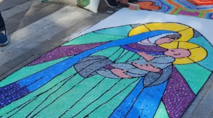 Corpus Christi terá bloqueios no trânsito em cinco regiões de São José Tapete de serragem sendo preparado para a procissão de Corpus Christi em São josé