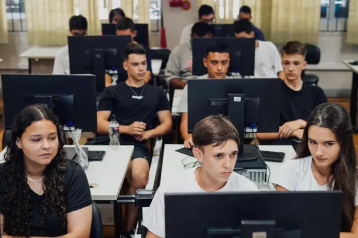 Estudantes em sala de aula a frente de computador simbolizando o lançamento do edital de ensino técnico gratuíto em santa Catarina