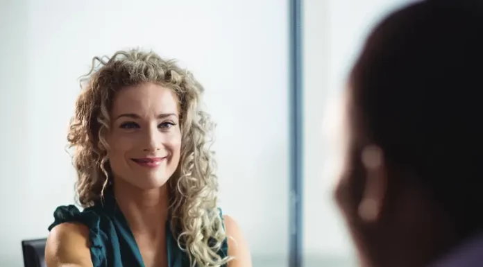 Feirão de Empregos oferece mais de 400 vagas em Biguaçu Mulher participa de uma entrevista de emprego e aperta a mão de um recrutador, representando oportunidades de contratação durante o Feirão de Empregos de Biguaçu