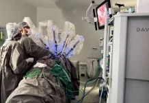 Equipe médica do Hospital Azambuja realizzando cirurgia robótica
