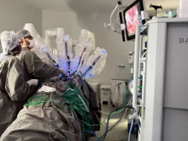 Equipe médica do Hospital Azambuja realizzando cirurgia robótica
