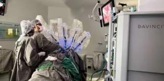 Equipe médica do Hospital Azambuja realizzando cirurgia robótica