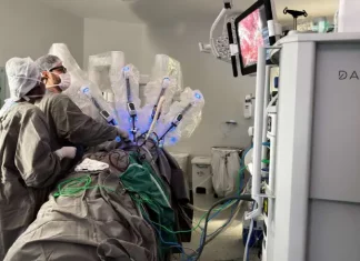 Equipe médica do Hospital Azambuja realizzando cirurgia robótica