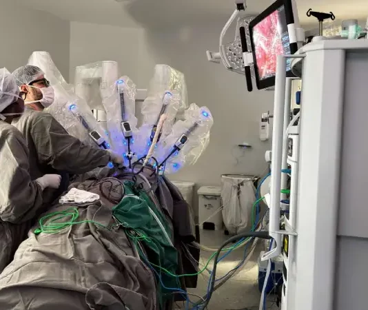 Equipe médica do Hospital Azambuja realizzando cirurgia robótica