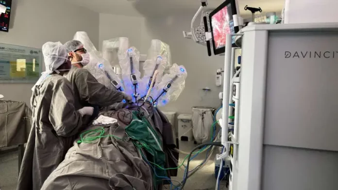 Hospital Azambuja realiza cirurgia robótica Equipe médica do Hospital Azambuja realizzando cirurgia robótica