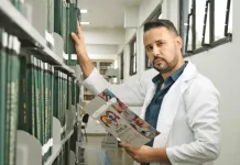 Professor universitário e escritor Junior Aguiar posa para a foto. A imagem ilustra uma reflexão sobre a importância da oralidade, da memória e do papel das histórias na construção da identidade de uma sociedade.